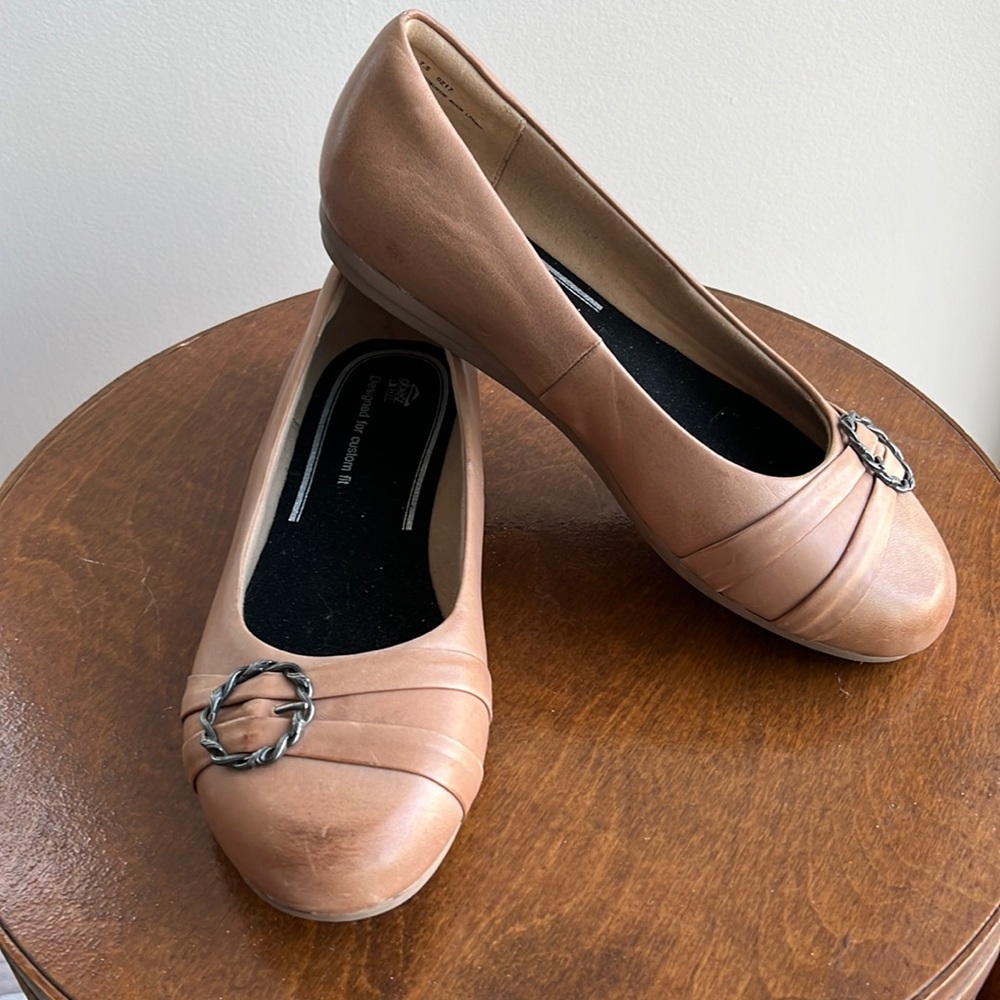 NWOT Abeo tan leather flats with pewter accent